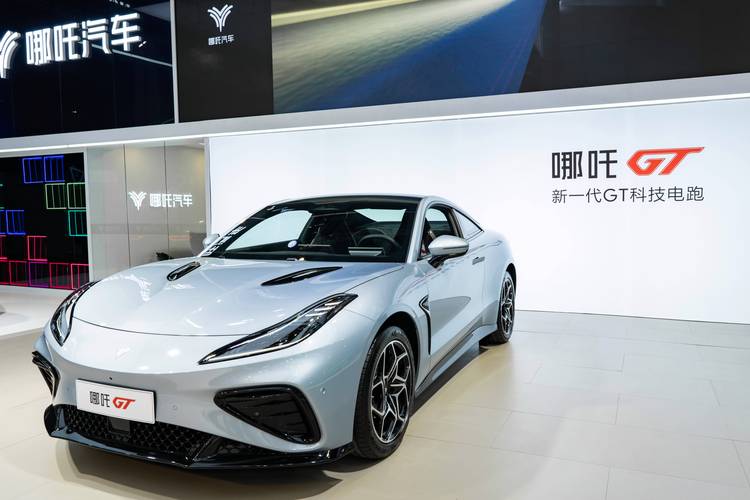 成都88哪吒汽车在智能汽车领域的表现，领途汽车在新能源汽车市场中的影响力